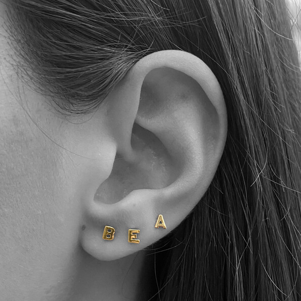Micro initial stud earring in 18kt solid gold